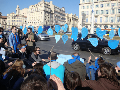 Action de rue du groupe de jeunes européens EYES