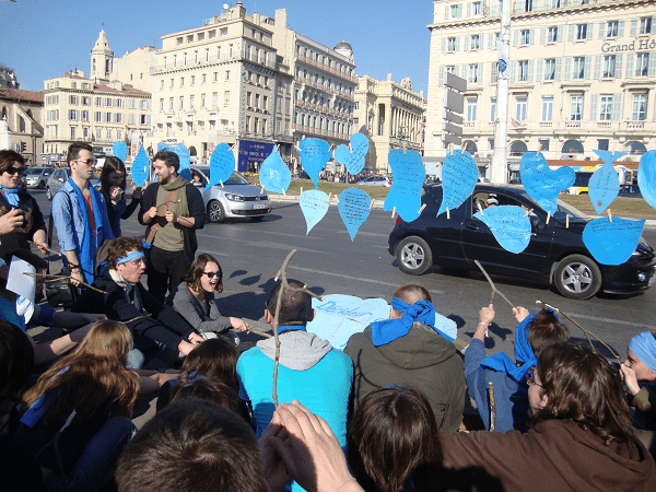 Photo d'un flashmob durant l'action de rue du groupe EYES